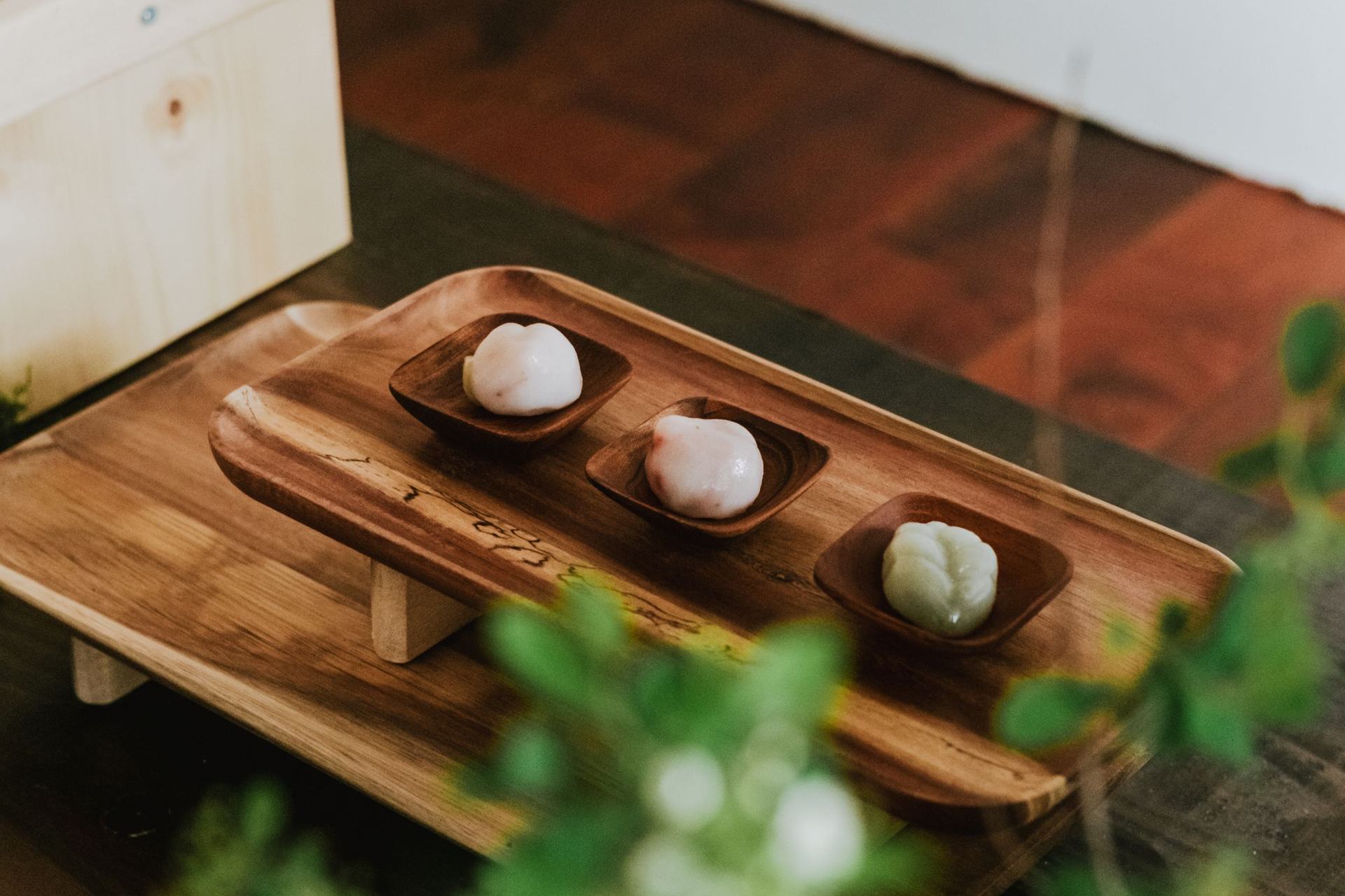 Rice sweets served on wooden dishes